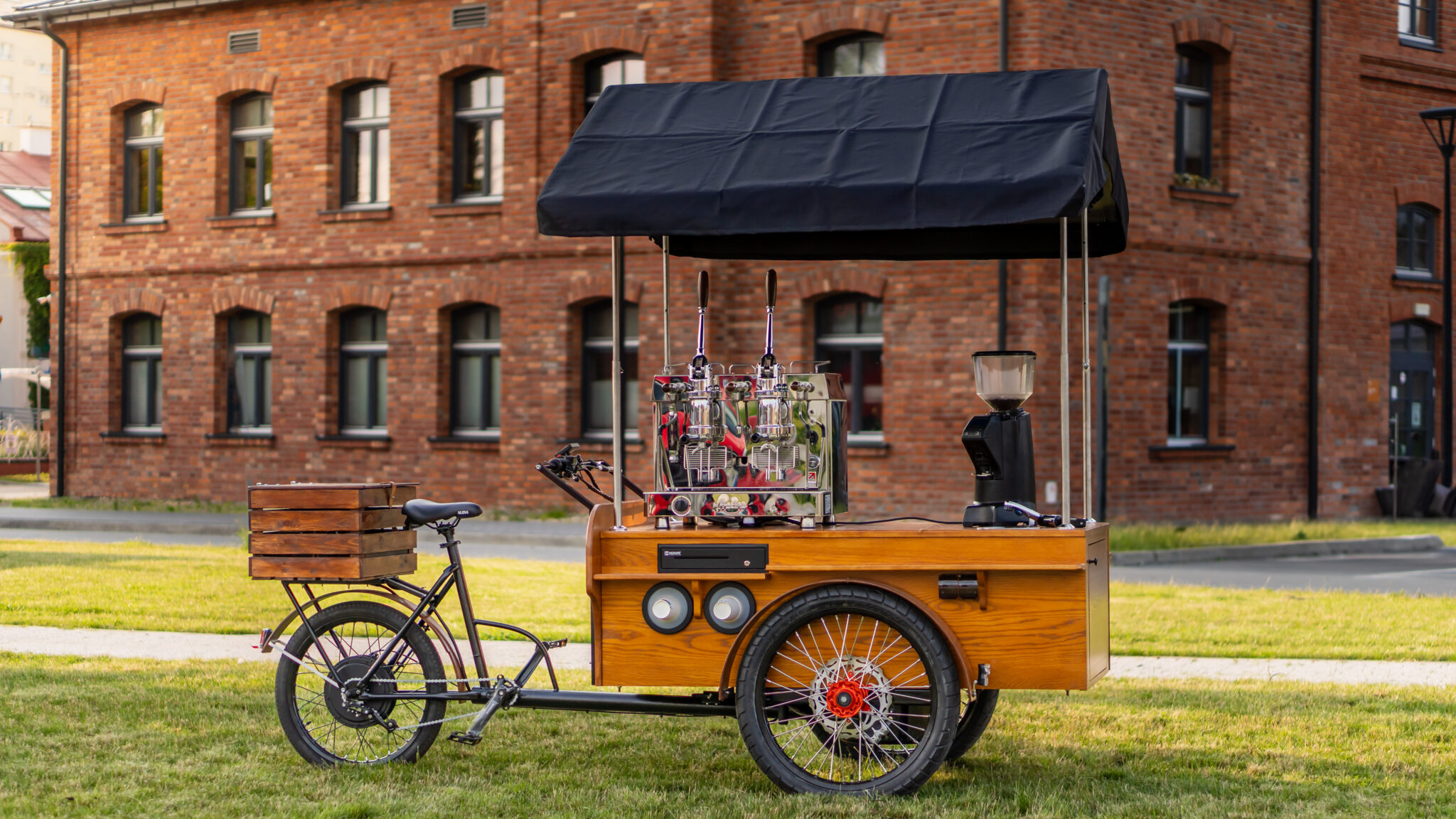 Riksza gastronomiczna BBS Bike — widok z boku